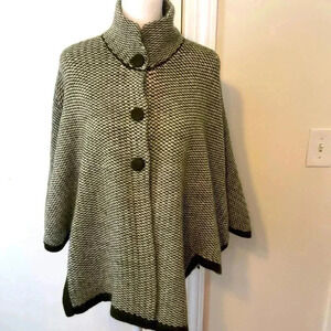 Alpaca wool poncho sweater. Made in Peru